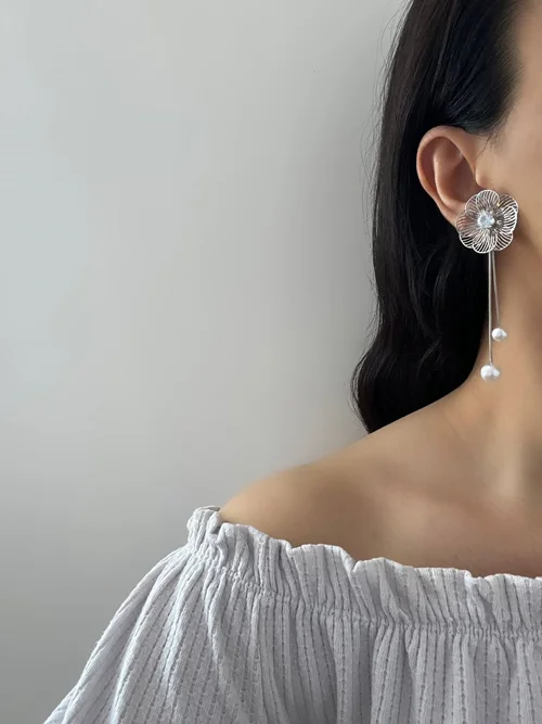 گوشواره آویزی نقره ای طرح تک گل