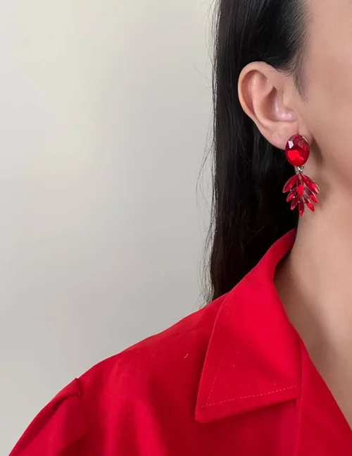 گوشواره جواهری قرمز طرح خوشه