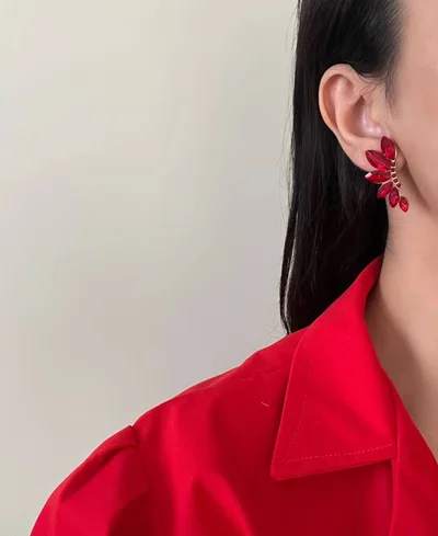 گوشواره جواهری قرمز طرح گلبرگ