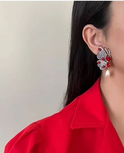گوشواره جواهری قرمز طرح پروانه