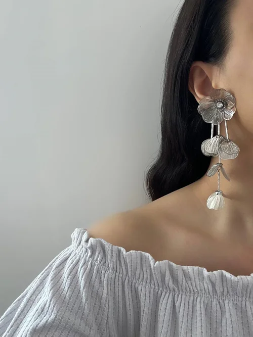 گوشواره آویزی نقره ای طرح گل